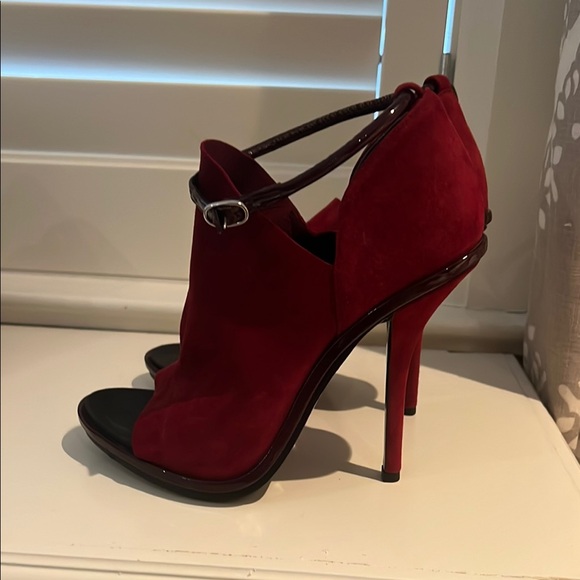 Balenciaga Elegant Red Suede Peep-Toe Heels - Picture 4 of 7